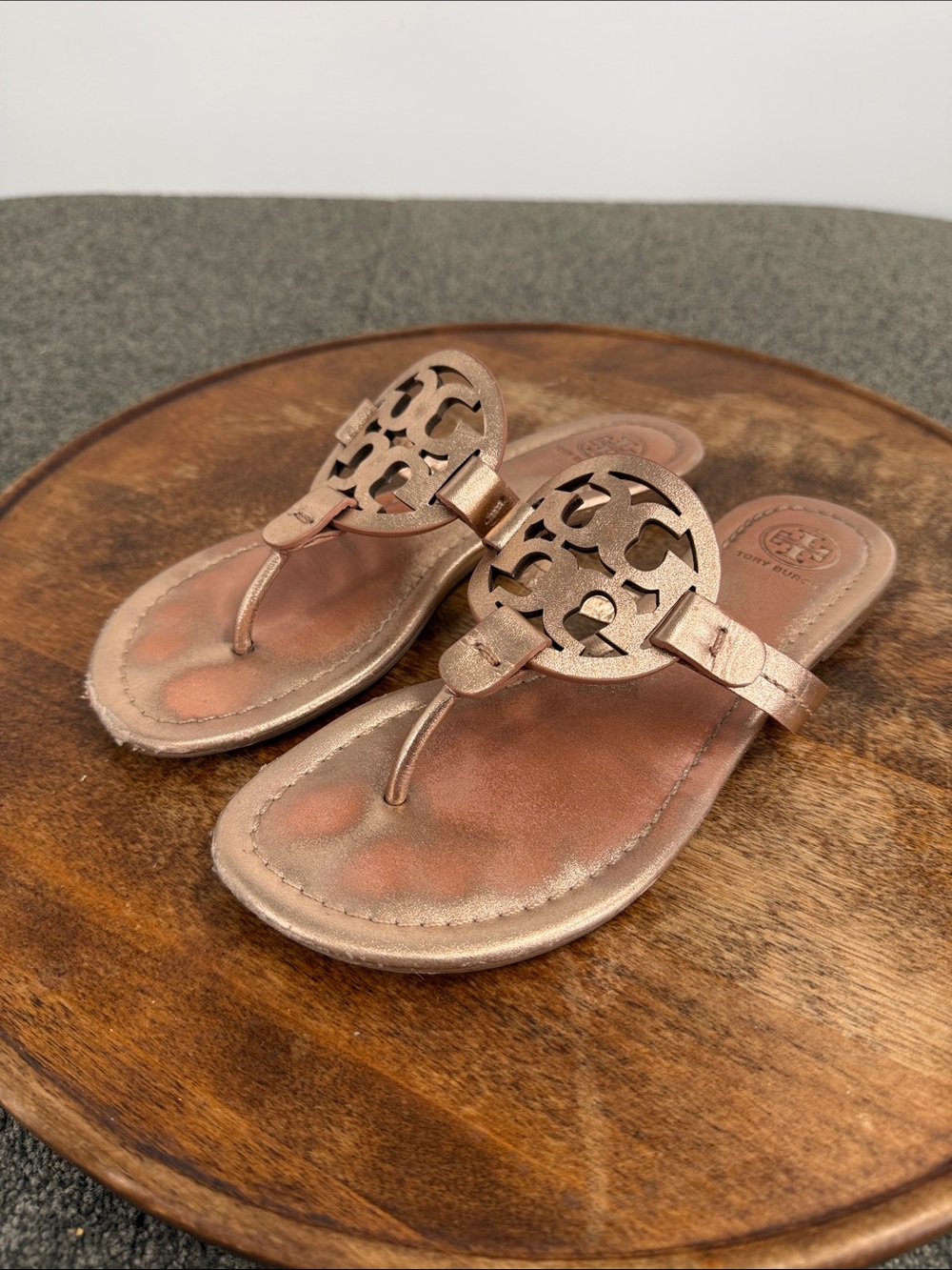 Tory Burch Sandals Wm 6.5 M Metallic Rose Gold Leather Logo Thong Flip flops